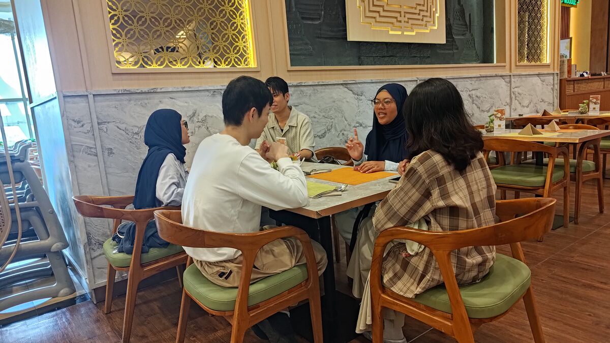 KMB テーブル会話風景