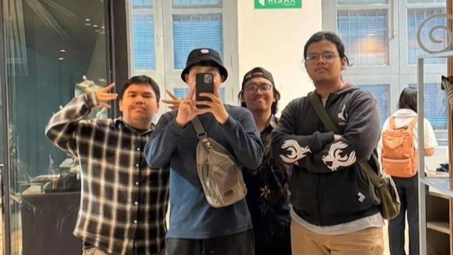 インドネシア国立博物館ツアー ガイドの学生たち