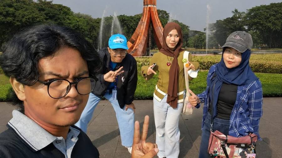 インドネシアの民家のツアー ガイドの学生たち